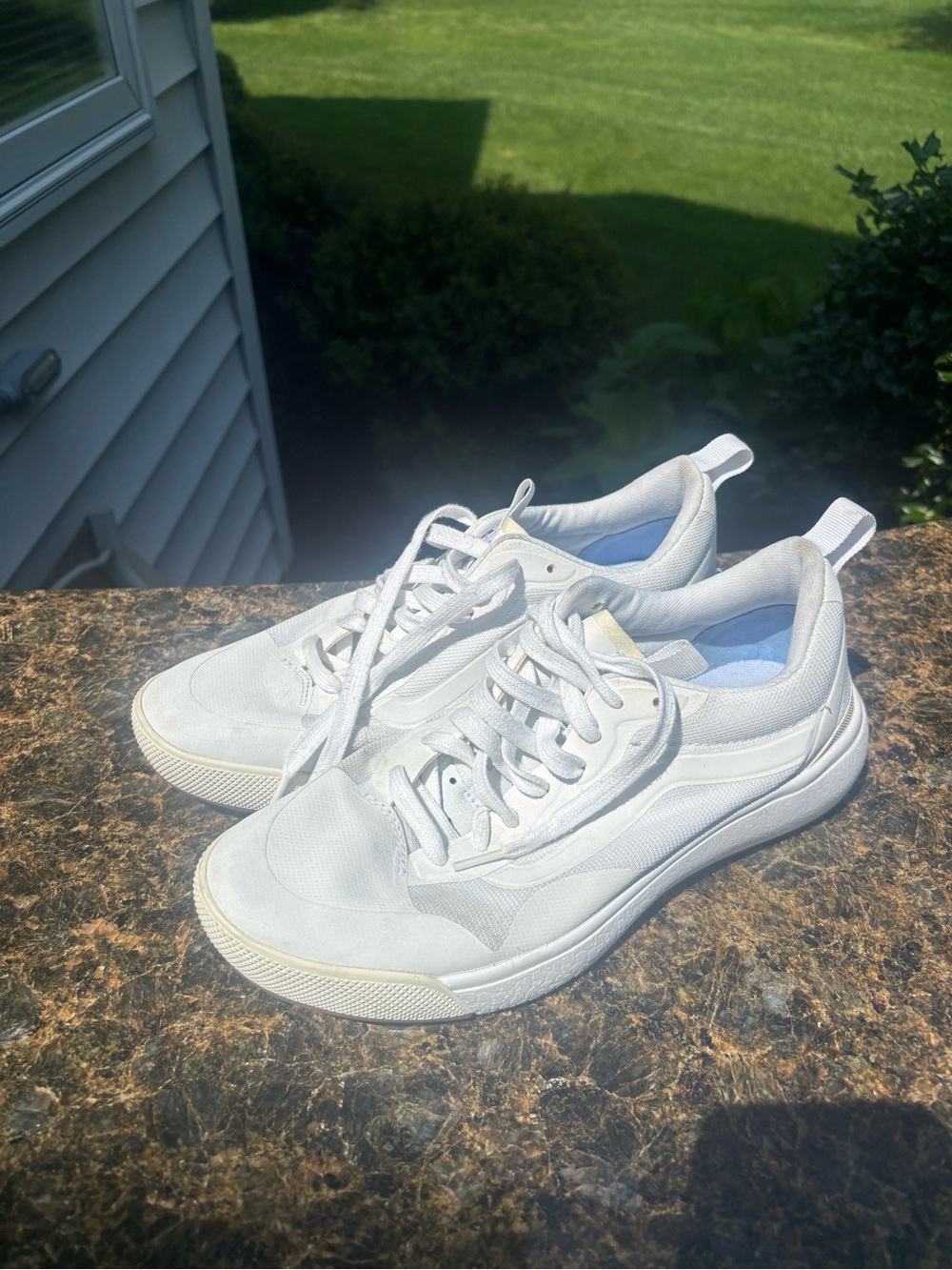 Vans UltraRange EXO Monochrome White Gum Sole Comfy Sneakers Women 10 Men 8.5